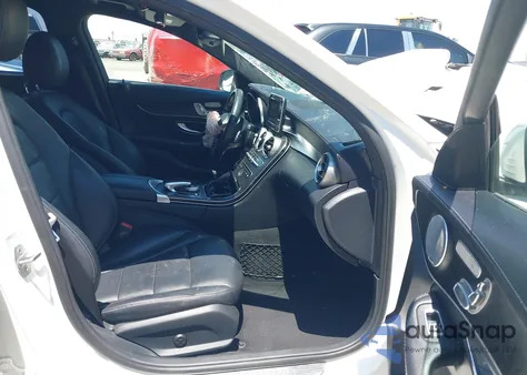 2016 Mercedes-Benz C 300 Sport z USA, uszkodzony, nr VIN 55SWF4JB5GU165925